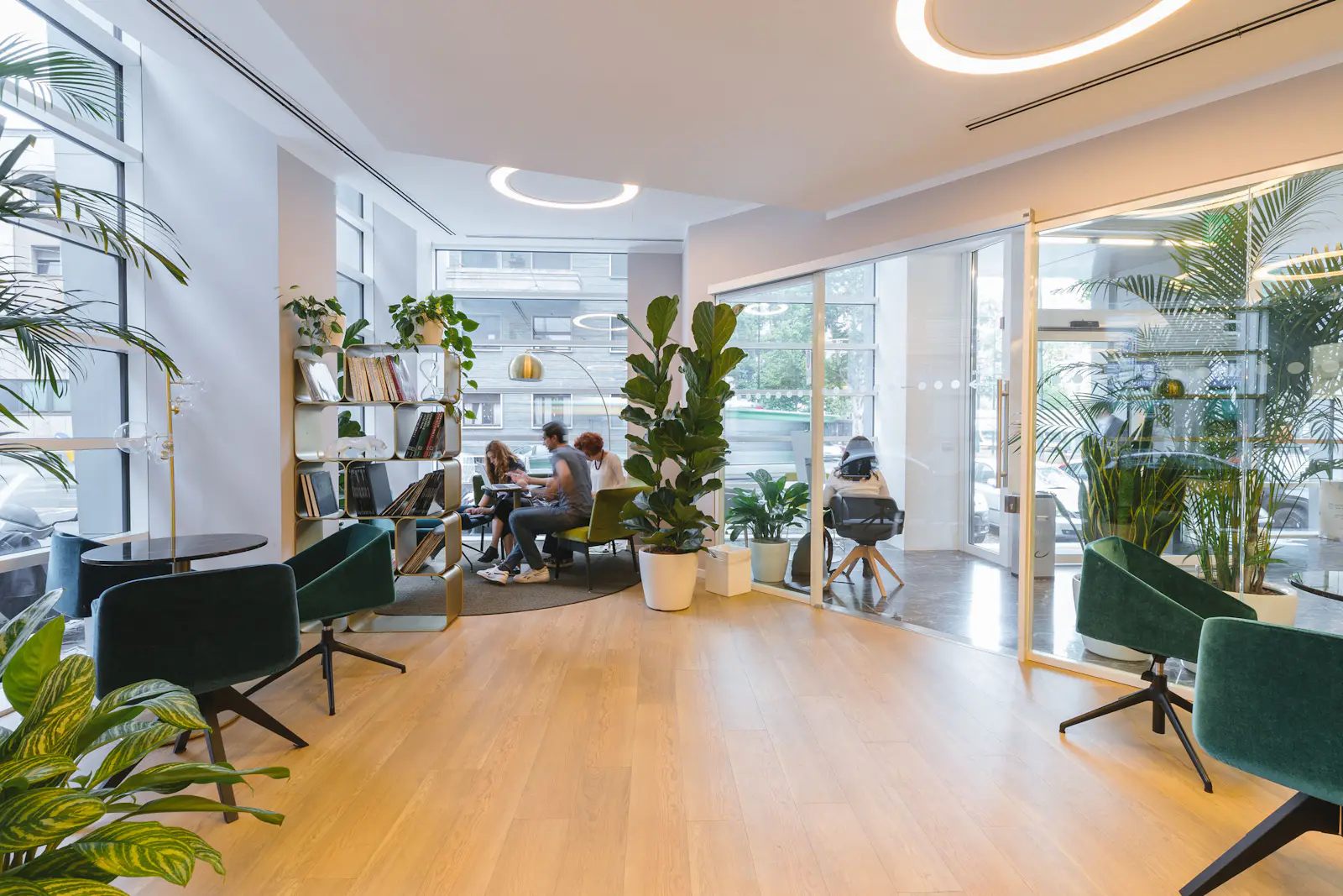 Portal de comunidad limpio en Madrid