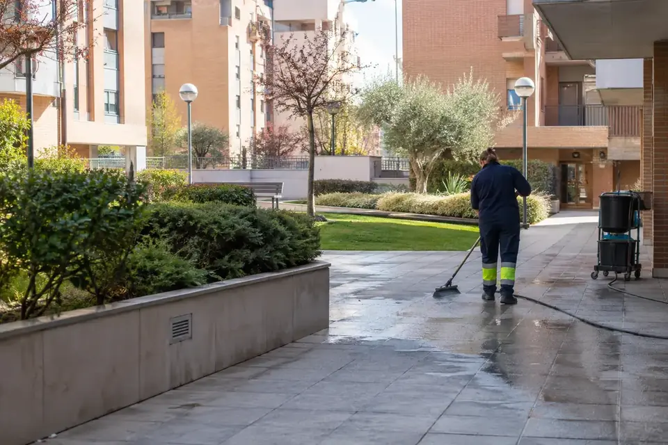 Limpieza y mantenimiento de urbanizaciones en Madrid