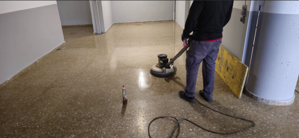 Empresa de limpieza profesional en Madrid realizando pulido de suelos